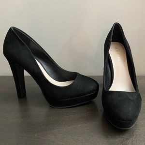 Brand new Le Chateau black pumps size 8